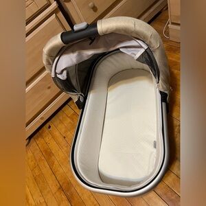 NEW Uppababy Vista Oatmeal Bassinet with Canopy